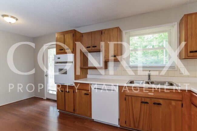 Building Photo - Huge Three-Bedroom, 1.5 Bath in KC, MO!