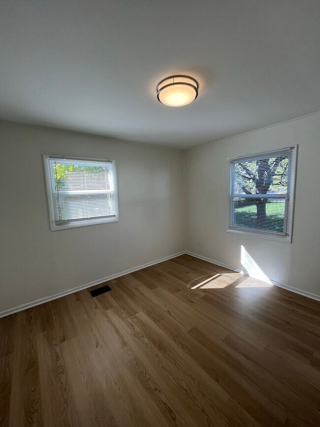 Building Photo - 3 Bedroom 1.5 Bathroom Home with Fenced in...