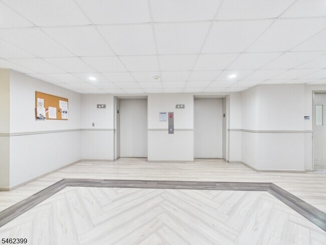 Building Photo - 10 N Wood Ave