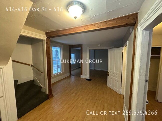 Building Photo - 416 Oak - 5 Bed/3 Bath Unit Near WMU/K Col...