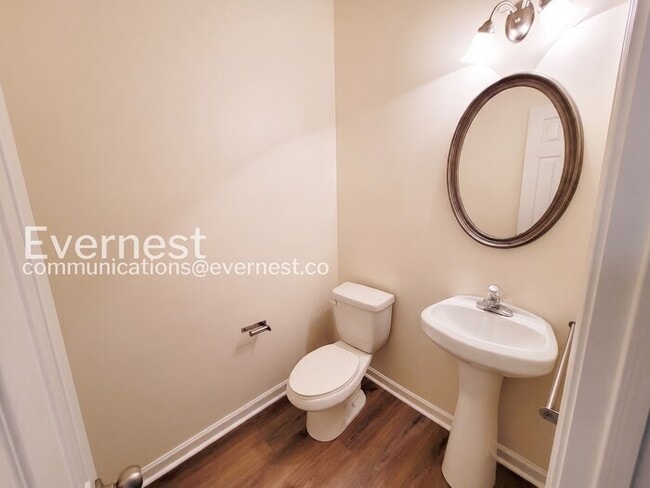 Building Photo - 3 Bed/2.5 Bath Townhome with Modern Amenities