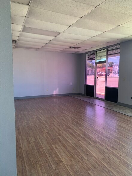 Building Photo - 112 W Avenue E