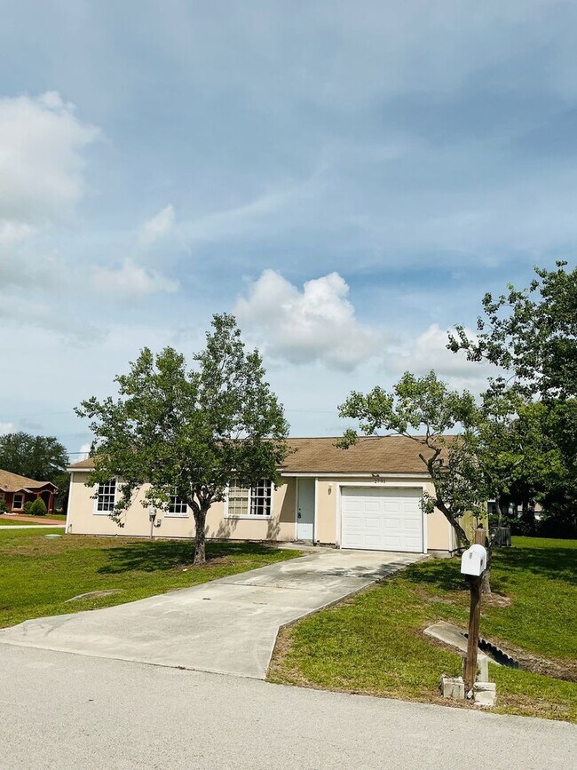 EAST of U S hwy 1. Interior fully ren... - EAST  of U S hwy 1.    Interior  fully ren...