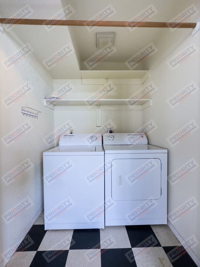 Building Photo - 2 bedroom home in Indian Hills