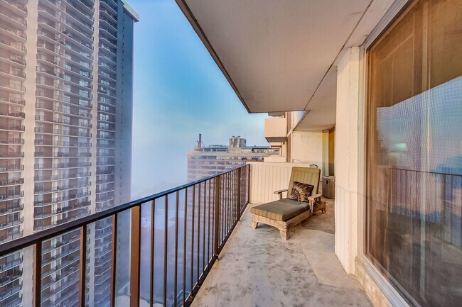 Building Photo - 6033 N Sheridan Rd