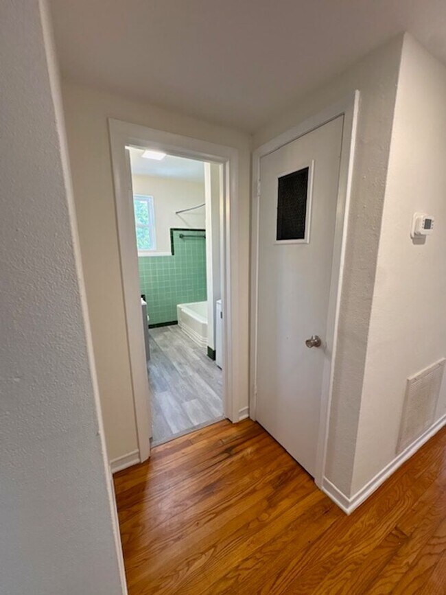Building Photo - Renovated Three Bedrooms Condo in South Windermere- 6 mins from MUSC!