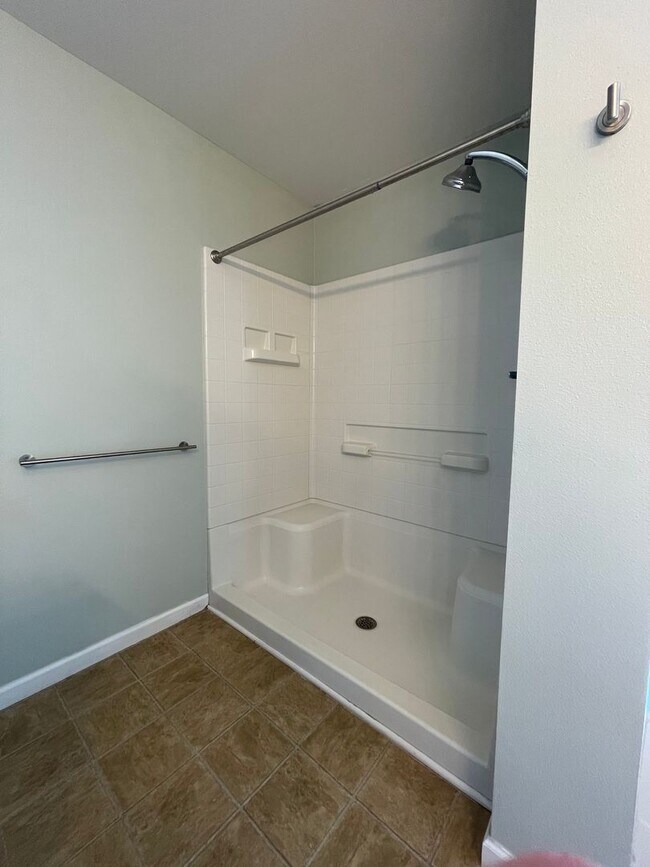 Building Photo - Four Bedroom Home in Applegate Neighborhood