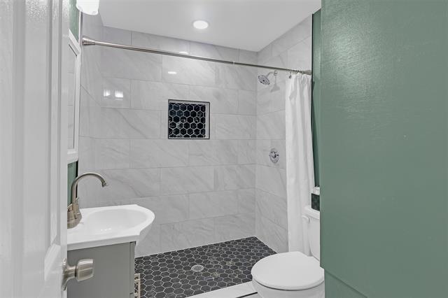 Building Photo - 611 W College St