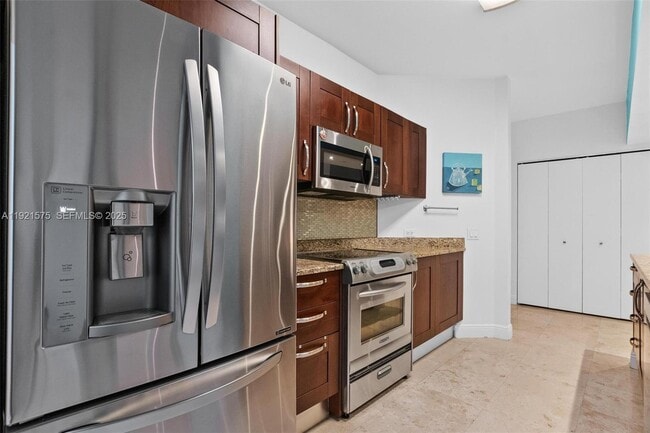 Building Photo - 19900 E Country Club Dr