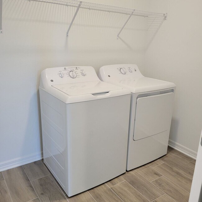 Building Photo - Annual UNfurnished almost BRAND NEW townhome just south of University and Lockwood Ridge!