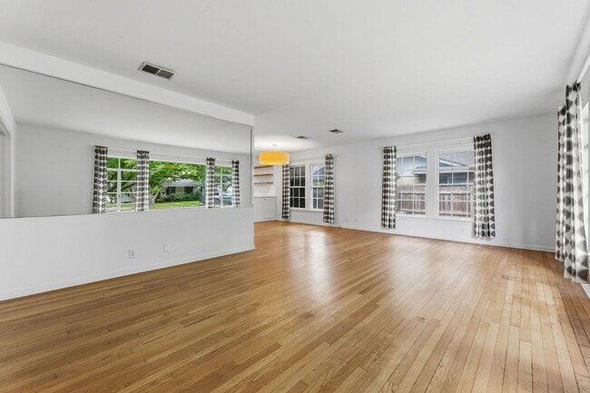 Building Photo - Nicely Updated 3/2 in Hyde Park