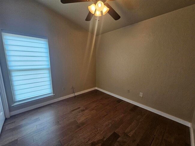 Building Photo - 2309 NE Turtle Creek Dr