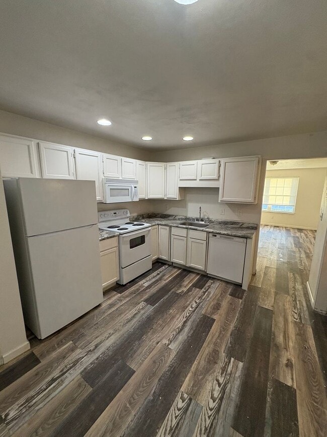 Building Photo - Collier Apts II