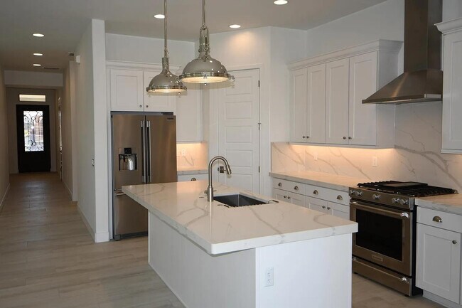 Building Photo - 820 E Ashurst Dr