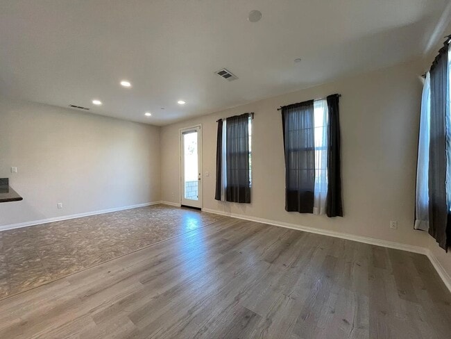 Building Photo - 6943 E Riverside Dr