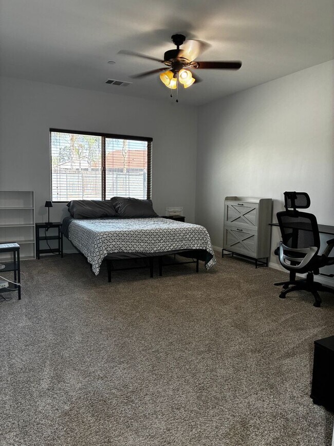 Building Photo - $500 Move-In Special! Furnished 4-Bed Home...