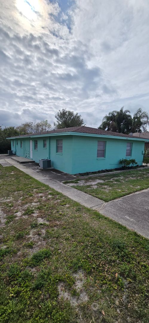 Building Photo - SPACIOUS 2 BEDROOM 1 BATH DUPLEX LOCATED I...