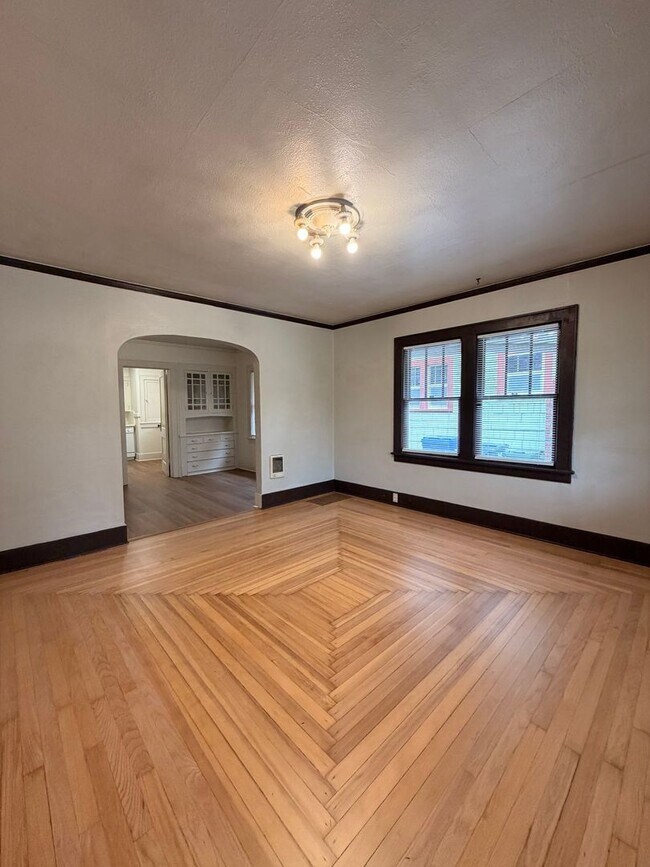 Building Photo - Renovated 2-Bedroom Bungalow close to downtown
