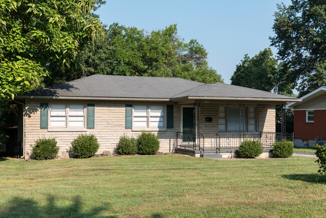 Primary Photo - Super 3-brm stone ranch with basement, det...