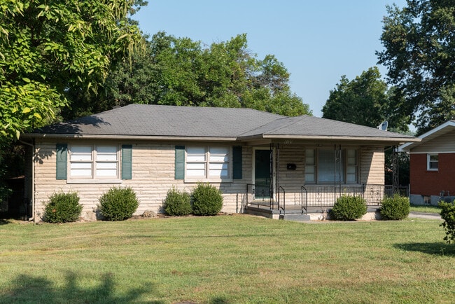 Primary Photo - Super 3-brm stone ranch with brand new win...