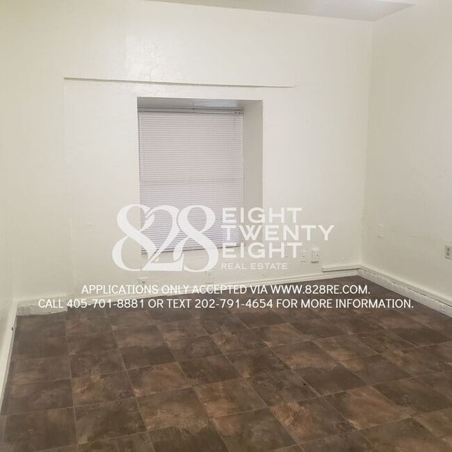 Building Photo - *AVAILABLE NOW!* 4 bed/1 Bath House with an Awesome Backyard!