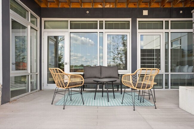 Building Photo - 747 N College Ave