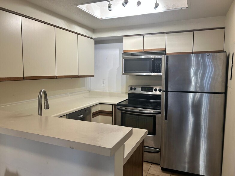 kitchen - 3927 Nobel Dr