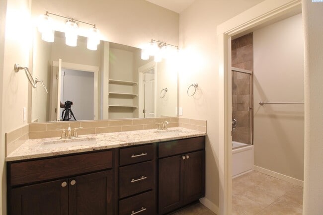 Building Photo - 4 Bed/2.5 Bath + an Office Home in Richland