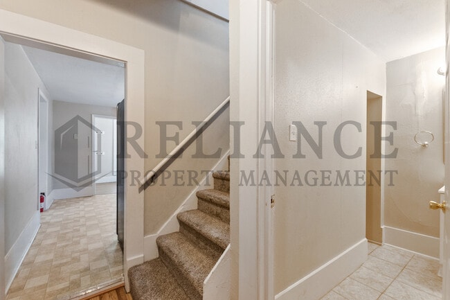 Building Photo - 1923 N Burns Ave