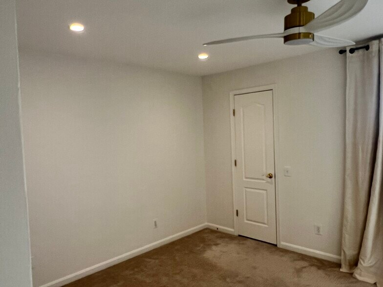 master bedroom - 1721 Kingsgate Ct