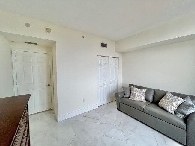 Building Photo - 888 Douglas Rd