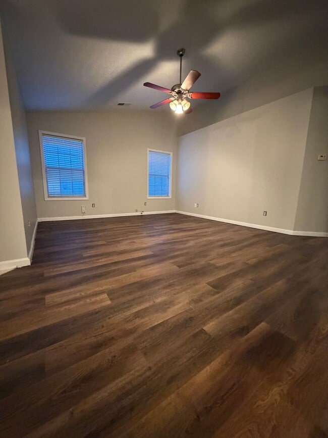 Building Photo - 3 Bedroom Available Now!