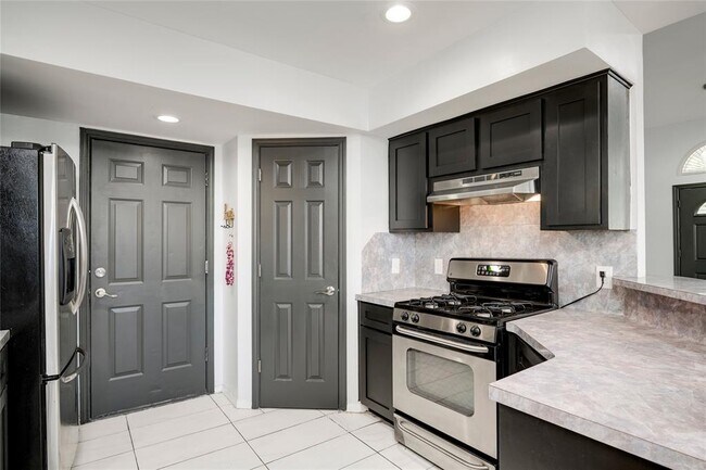 Building Photo - 1917 Windy Park Dr