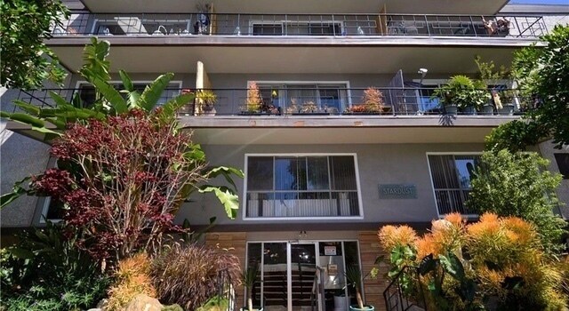 Building Photo - Condo Just One Block from the Beach!