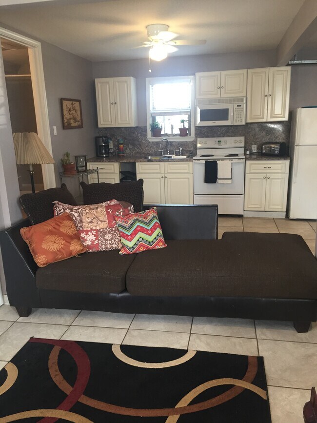 Chaise and kitche - 274 Cicero Dr