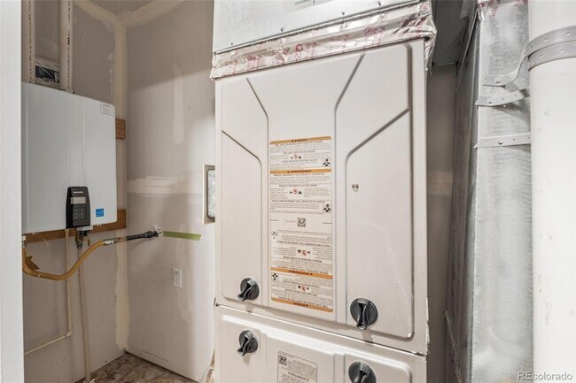 Building Photo - 7643 Sand Lake Heights