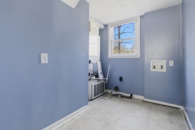 Building Photo - Spacious 3BR Home Close to Post, Schools & Shopping