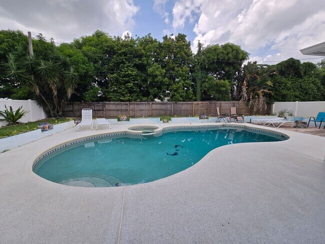 Building Photo - Port St. Lucie Single-Family home with Fenced Yard and Pool! FULLY FURNISHED!