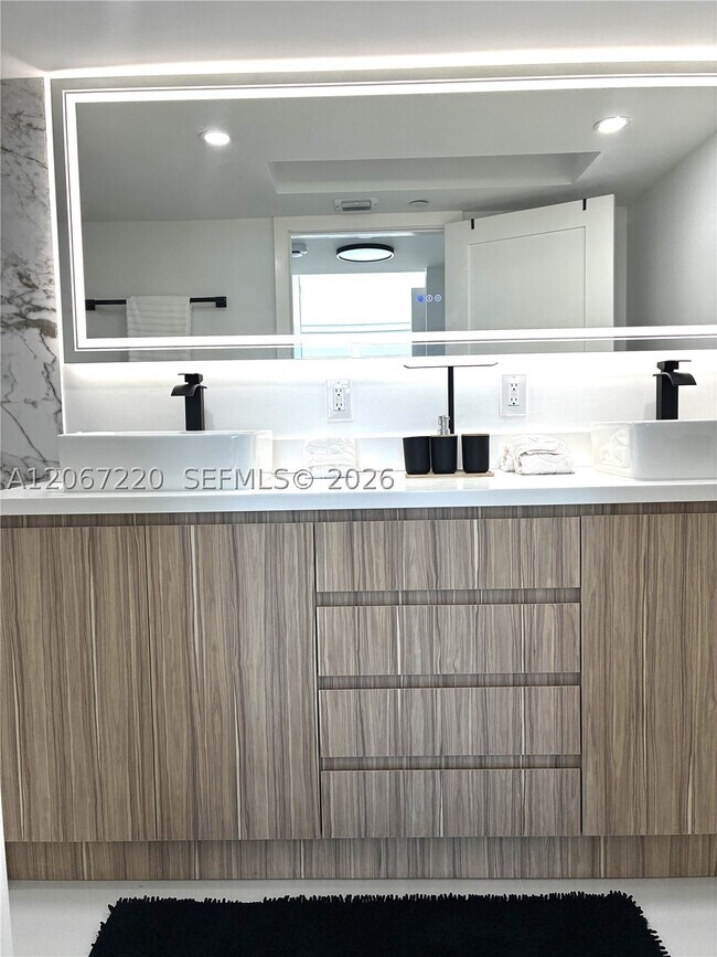 Building Photo - 6917 Collins Ave