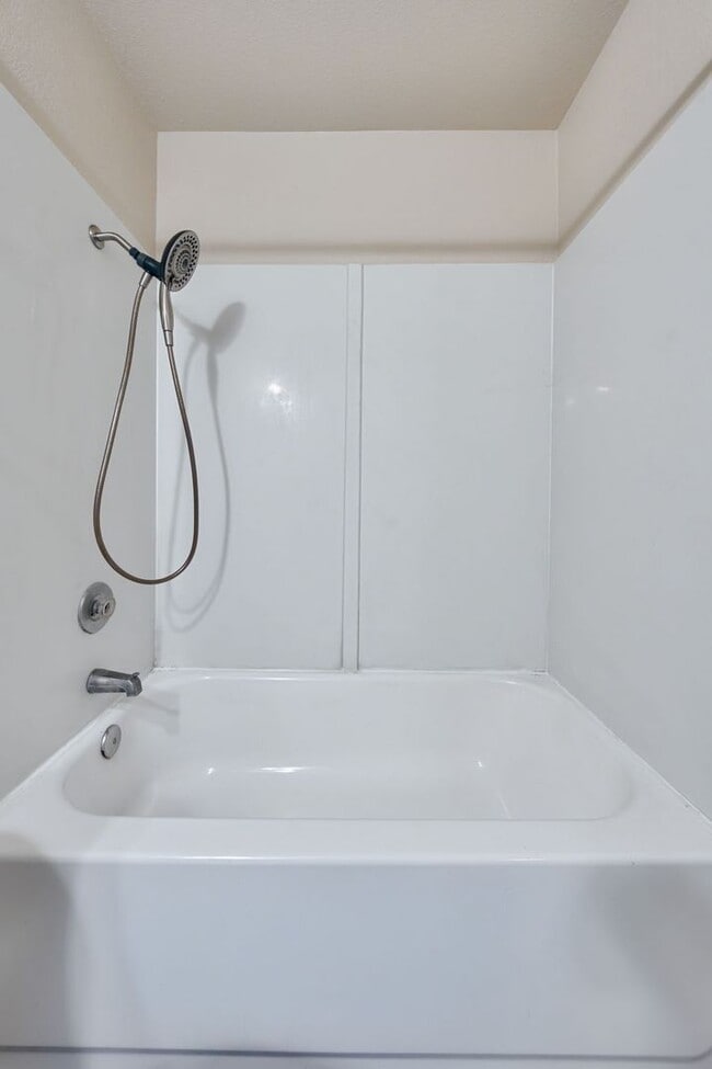 Building Photo - Beautifully Updated 3-Bed Townhome in Carm...