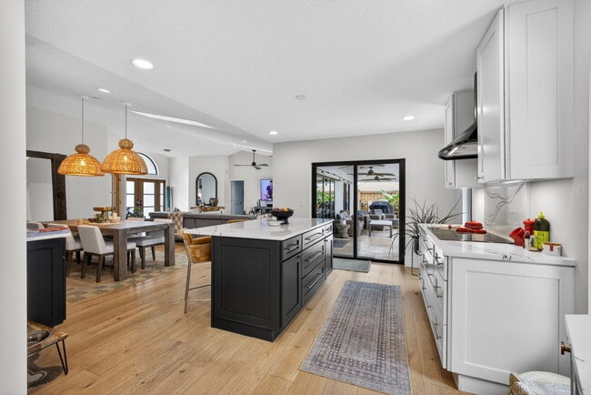 Building Photo - 12897 La Rochelle Cir