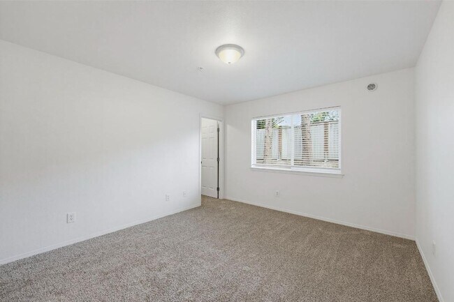 Building Photo - Spacious Puyallup Townhouse | 3-Bed Home with Main-Floor Primary Suite & Stainless Steel Appliances!