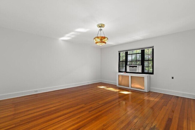 Building Photo - 114 56th St