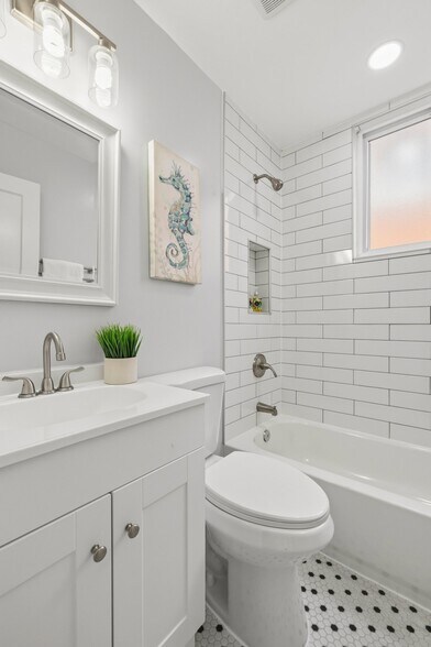 Building Photo - 204 Webster St NE