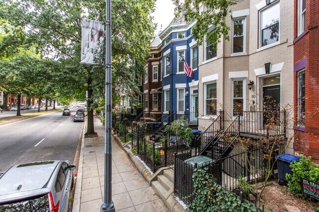 Building Photo - Cozy 1 Bedroom Apartment in Bloomingdale!