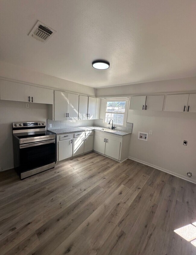 Building Photo - Cozy Contemporary Cottage – Charming 3-Bed...