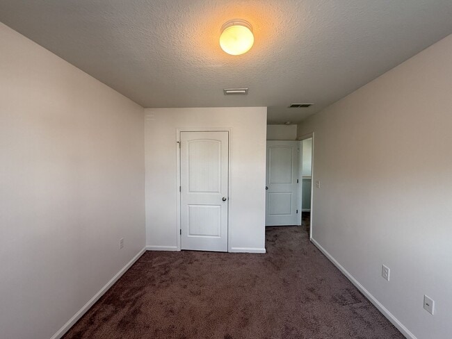 Building Photo - 4 bedroom, 2.5 bath home centrally located...