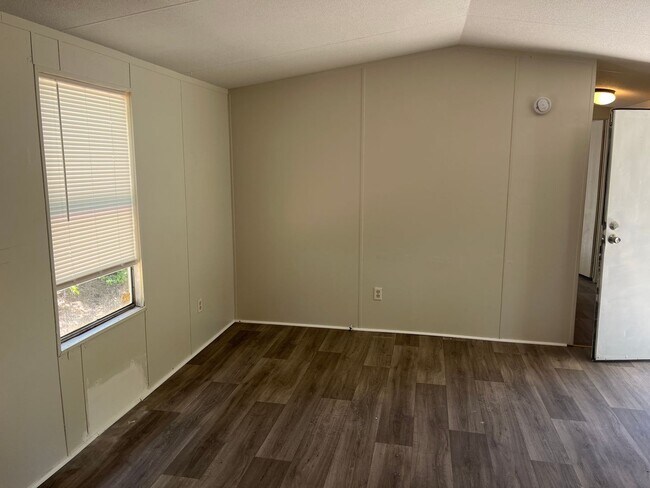 Building Photo - 3 Bed, 1 Bath Trailer