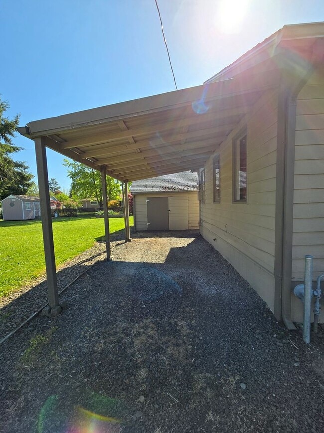 Building Photo - Pet Friendly 2 Bedroom House with a Storag...