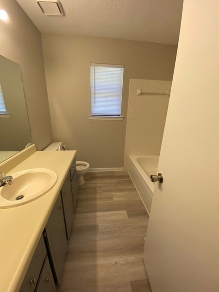 Building Photo - 105 Maid Marian Ct